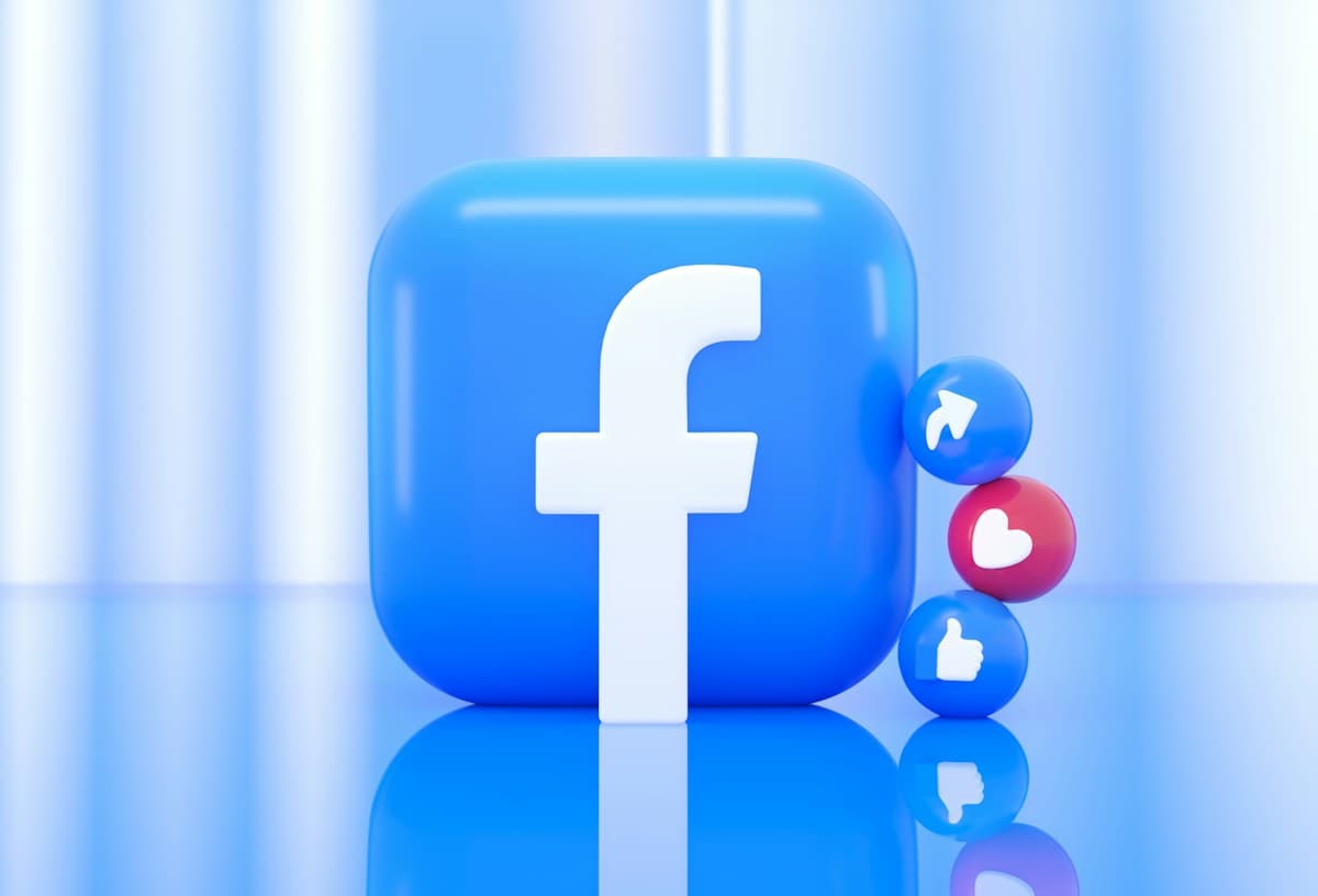 Εικονίδιο Facebook με αντιδράσεις και κοινοποιήσεις