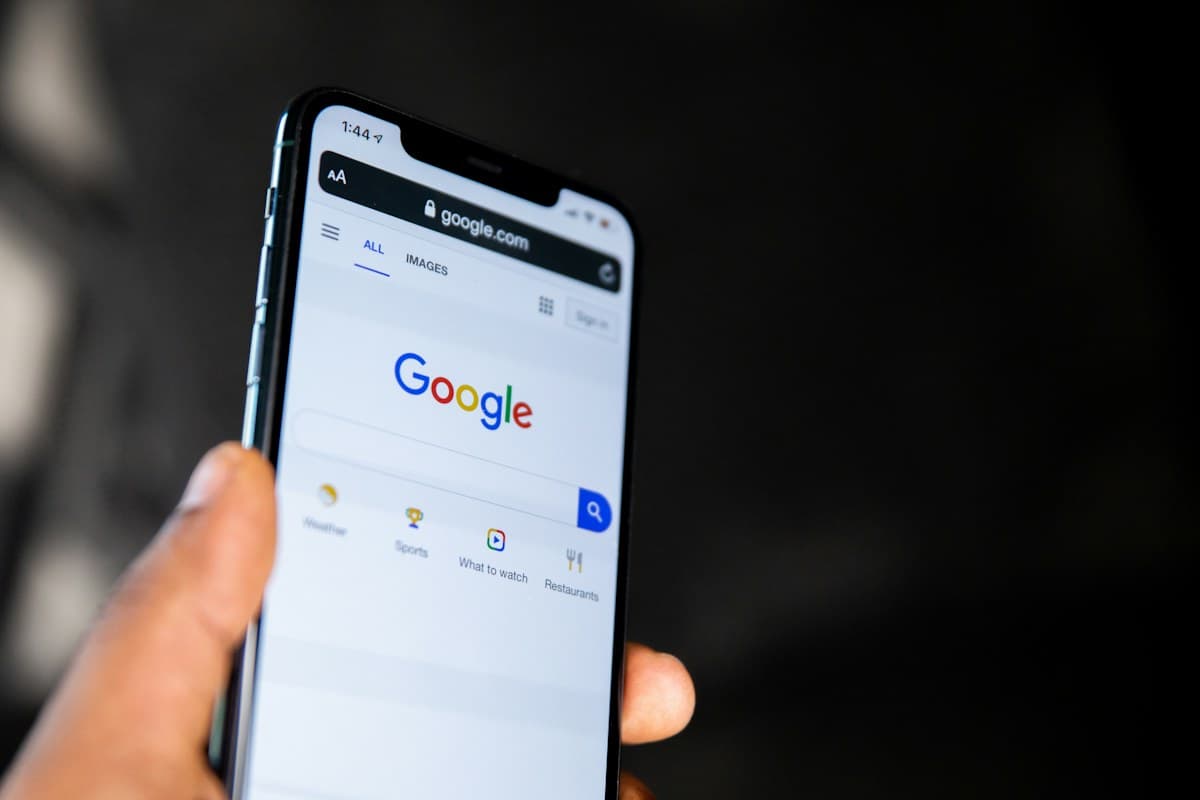 Smartphone με ανοιχτή την αναζήτηση Google